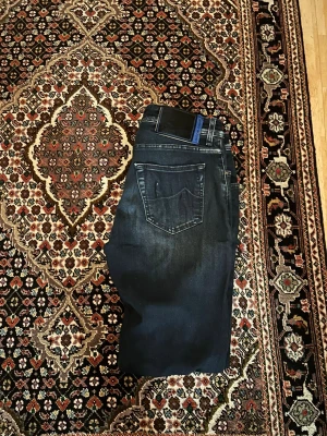 Jacob Cohën Jeans - Tjena!  Säljer ett par Jacob Cohens jeans i storleken 31. Ny pris på dessa är runt 5. Säljer dessa för 999kr i ett riktigt bra skick. Vid frågor eller funderingar kom dm!