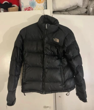Svart pufferjacka från The North Face - Säljer en svart pufferjacka från The North Face! Väldigt fint skick i Storlek S❤️ . Kan sälja billigare vid smidig affär så kom med bud❤️