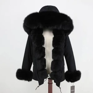 Fatima Parka jacka  - Säljer min fina Fatima parka jacka. Den är i äkta päls. Använd men väl omhändertagen. 