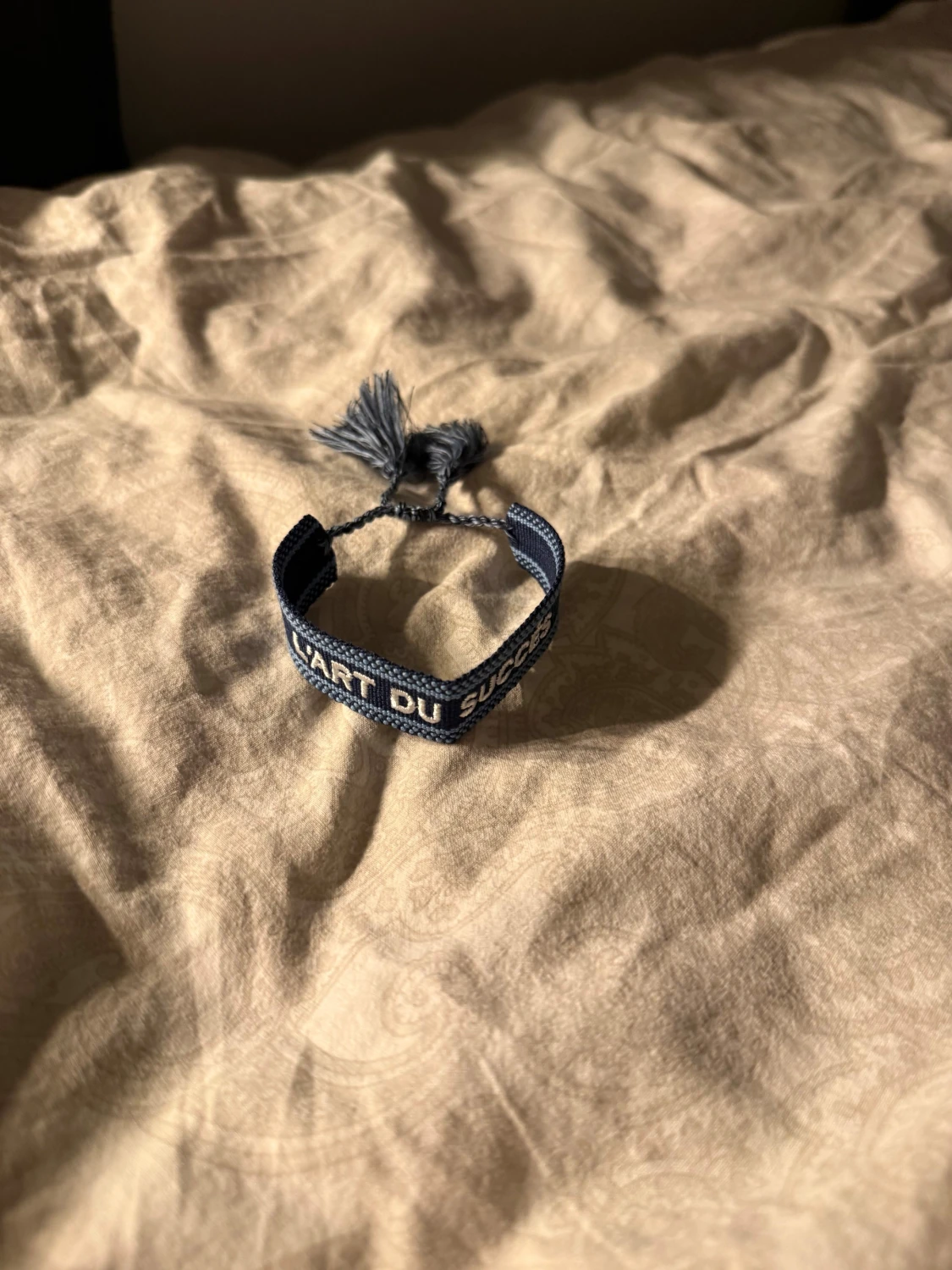 Blå tygarmband med text - 1