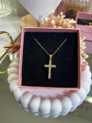 18k guldpläterad kors halsband  - Väldigt fint kors i rostfritt stål, pläterat med 18k guld. Superfina detaljer med gnistrande zirkonstenar ✨ hur fint som helst! Passar perfekt som julklapp eller födelsedagspresent.