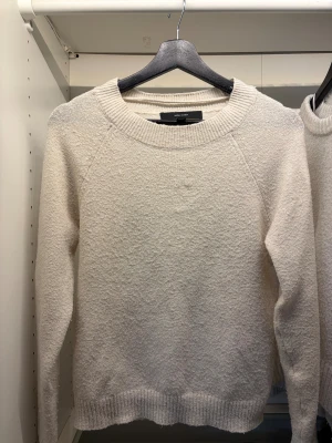 Stickad tröja från Veromoda - Säljer denna fina beiga/cremevita stickade tröja. Väldigt mjuk och skön, inte stickig. 