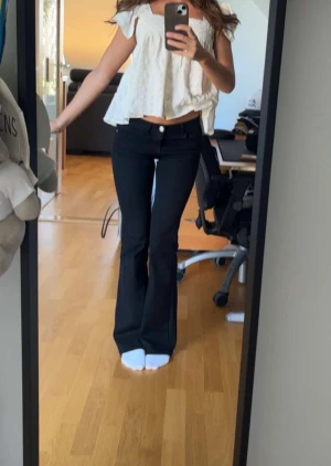 Lågmidjade jeans!! - Säljer dessa super lågmidjade svarta jeansen från Only, de är helt slutsålda, och utan defekter❤️de är i storlek XS, (32) och 32 i längd. Kan gå ner i pris för snabb affär🥰