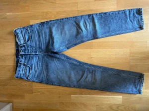 Ljusgrå Jeans  - Ett par ljusgrå jeans från Scotch & Soda i storlek 30/32. Orginalpris 1500