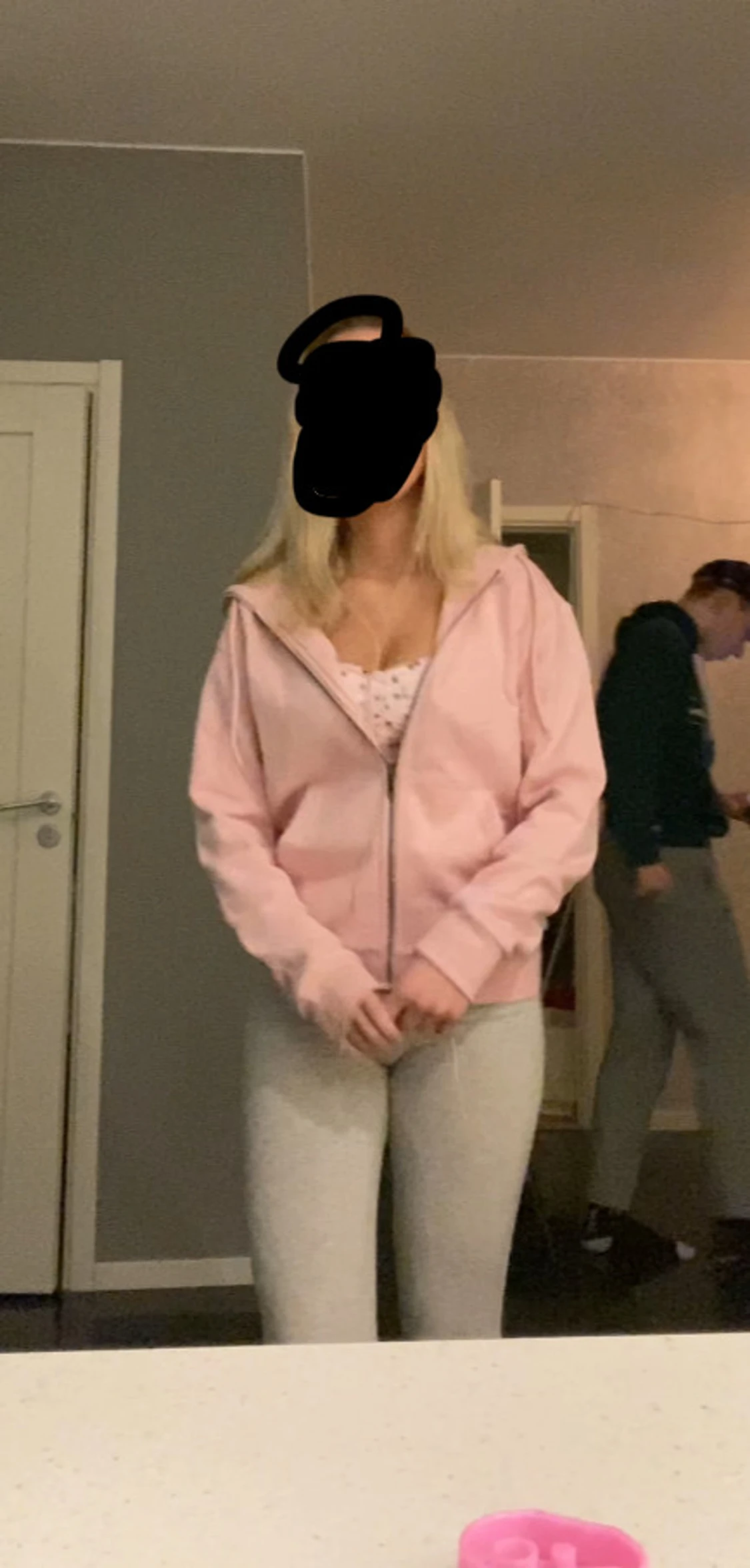 Ljusrosa hoodie med dragkedja