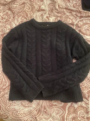 Stickad marinblå mönstrad tröja  - Säljer denna fina, mysiga och varma stickade mönstrad tröja! 