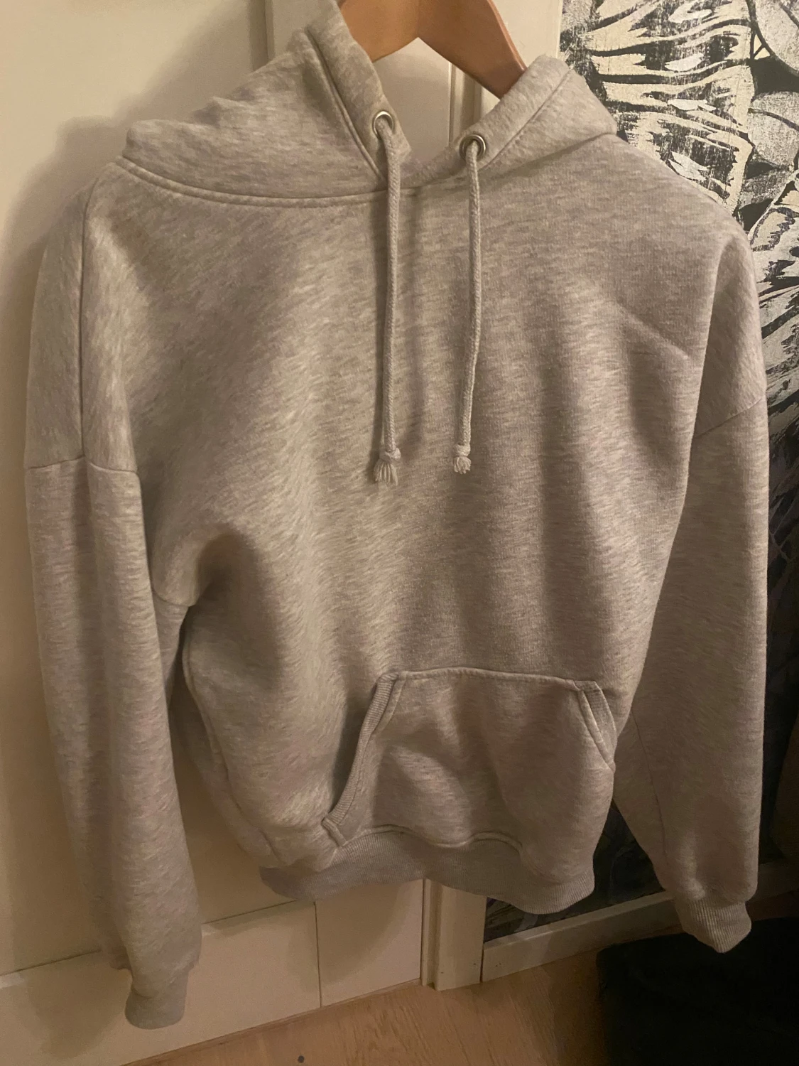 Ljusgrå basic hoodie med ficka