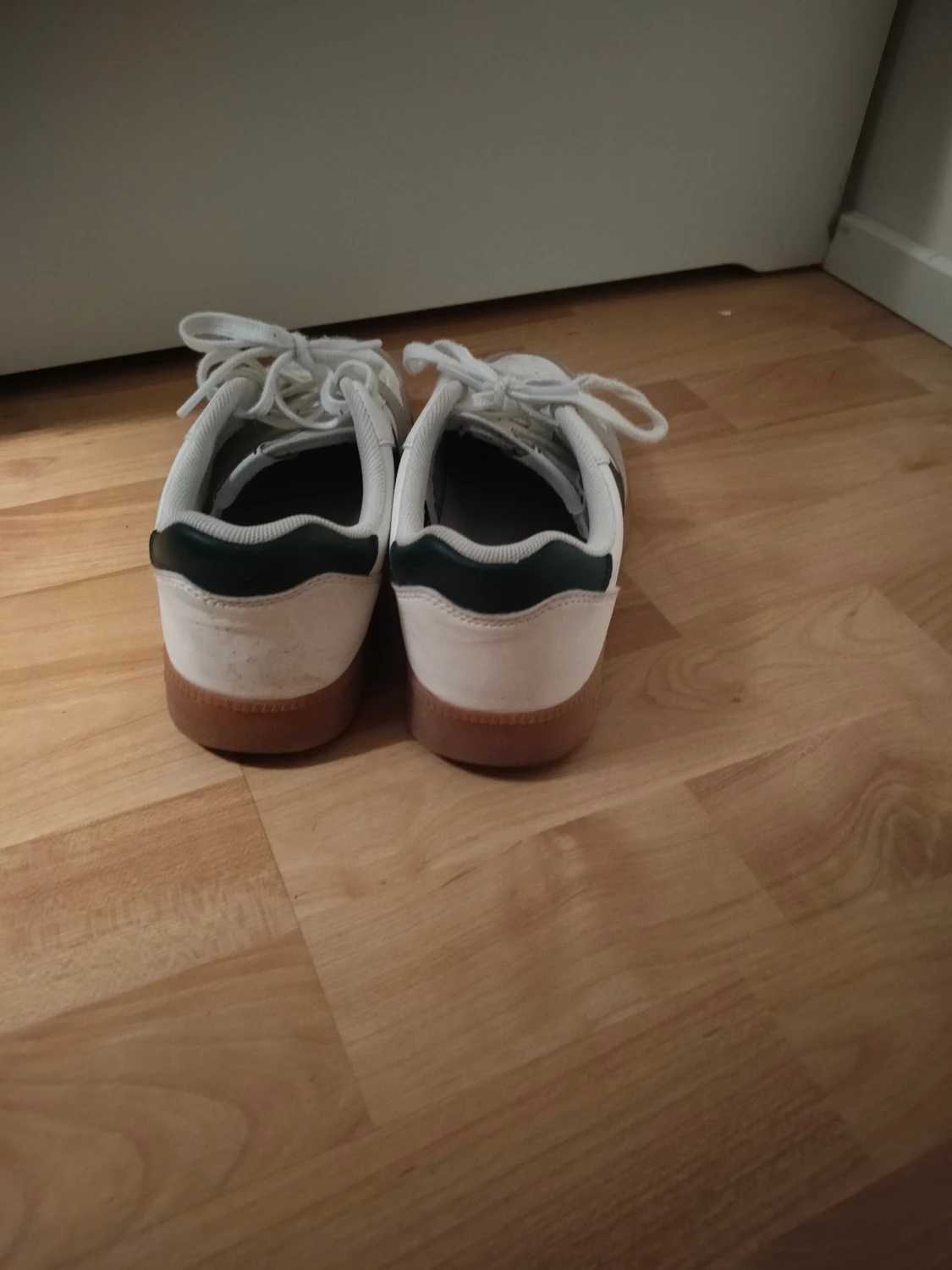 Vita och grå Hummel sneakers - 3