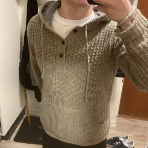 Beige stickad hoodie  - Otroligt fet beige stickad hoodie. Passar perfekt nu till kallare väder. Modellen är 180cm, 73kg. Priset kan såklart diskuteras.