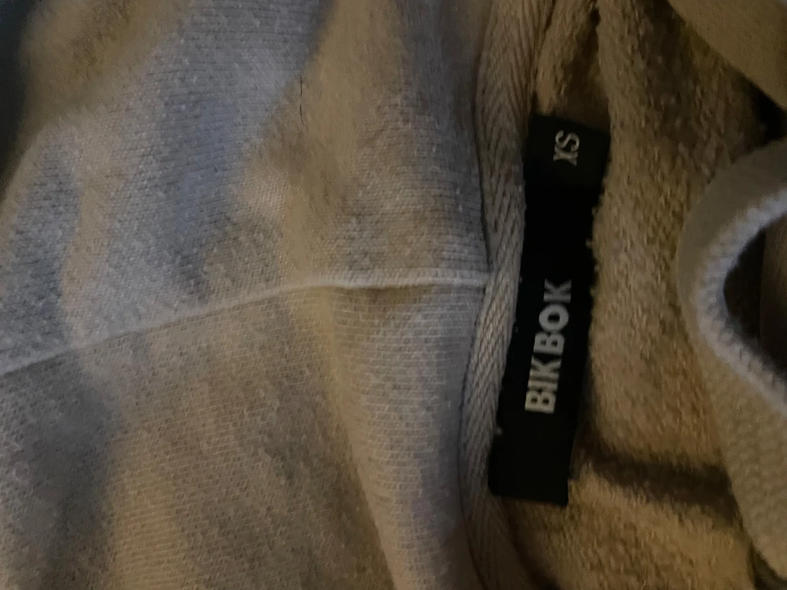 Beige croppad hoodie från Bik Bok - 1