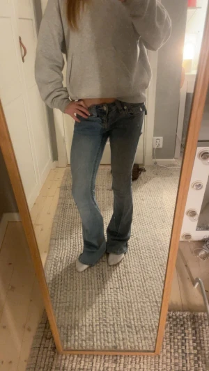 True Religion jeans ljusblå - Sååå snygga ljusblåa jeans från True religion i storlek w23❤️Modellen är Joey och köptes i somras för 1300 kr från Nelly🥰Anvödna mycket och har fått ett tunnare lager innanför låret (skriv om ni vill ha bild) och har även slitits upp vid foten (skriv om ni vill ha bild)❤️så skicket är okej men enligt mig tycker jag att man inte ser det slitna så mycket❤️
