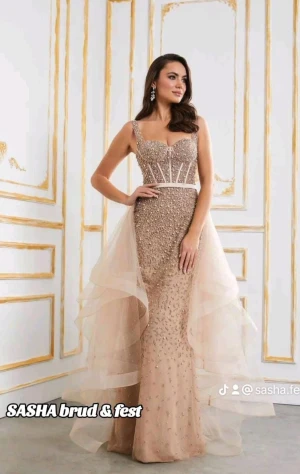 Festklänning rosa glittrig  - Festklänning som är rosa med diamanter. Köptes från Sasha brud och fest. Storlek 42. 