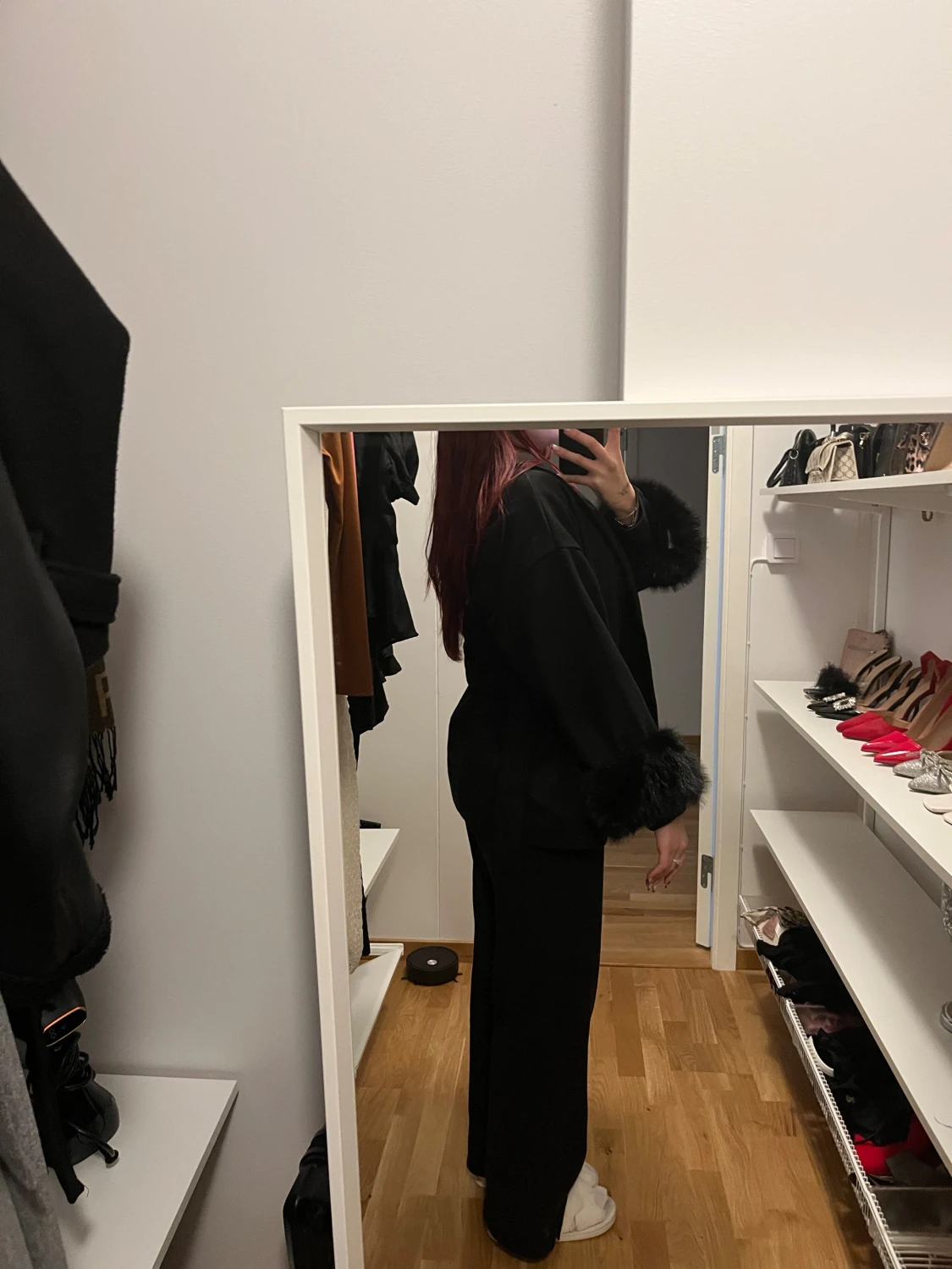 Svart kappa med pälsdetaljer - 2