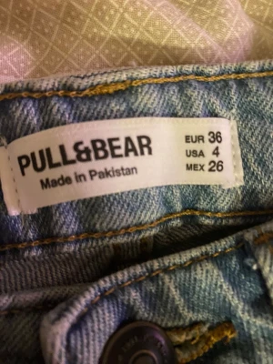 Mid waist, bootcut jeans  - Ljusblåa jeans från Pull and Bear. Använda 1-3gg max. Storlek 36/S, ny pris 400kr. (Pris går att diskutera) fler bilder kan skickas om det behöves.