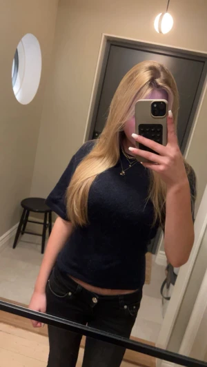 Mörkblå stickad tröja Gina Tricot - På lappen står det storlek M men den är exakt lika stor som en i S. Snygg mörkblå stickad tröja från Gina Tricot med rund hals och korta ärmar. Tröjan har en mjuk och fluffig känsla, perfekt för att ge en chill och stilren vibe. Passar dig som gillar enkel men trendig look.