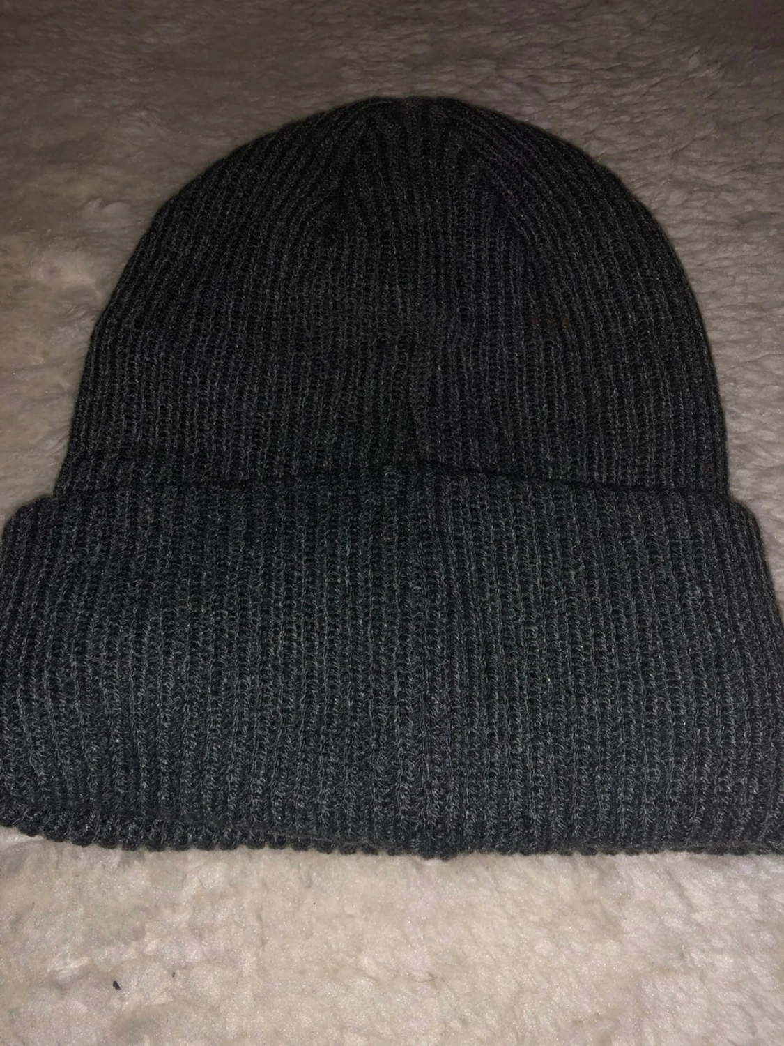 Grå ribbad mössa från Prada - 2
