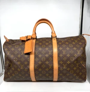 Louis vuitton| keepall 50 - Säljer nu denna feta Louis vuitton ”keepall monogram”| Riktigt bra skick inga större slitage eller defekter| Storlek:50 | Nypris ca 20000-30000kr| Vid andra frågor är de bara att skicka iväg en signal 