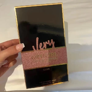 Very Good Girl Glam Parfym - Snygg och glittrig parfym i high heel-flaska från Carolina Herrera. Volym: 80 ml. Perfekt för dig som vill sticka ut och addera lite glam till din stil. Boxen är lite knöglig💓använd lite men ftf väldigt mycket kvar som man ser på bilden