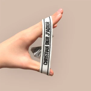 Vitt Dior Armband - Dior Armband 🇫🇷|| Passar alla || Justerbart ✅|| Galet snyggt || Grått 🩶|| Passar till alla outfits || Lägg ett prisförslag! 💰|| Hör av dig om du undrar något! 