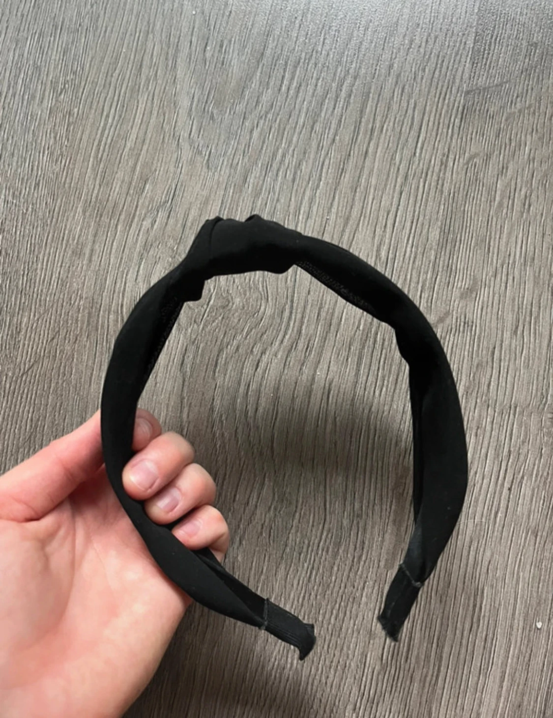 Svart diadem med twistad detalj