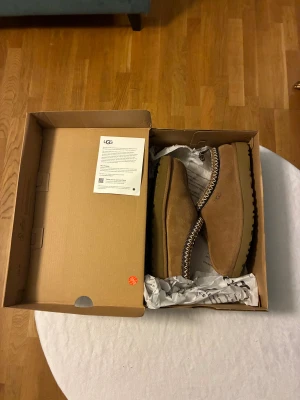 UGG Tasman  - Hej! Säljer mina UGG Tasman I toppskick!    Jättemysiga o jag rekommenderar dom verkligen   Säljer pga vill ha en annan modell istället   Skriv vid frågor😊