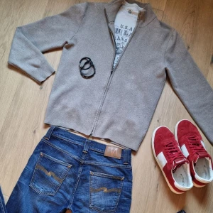 Beige zip-kofta från Bläck - Tja! Säljer en skön full zip från bläck, perfa nu till vintern. Storlek S, vid funderingar är det bara att skriva 