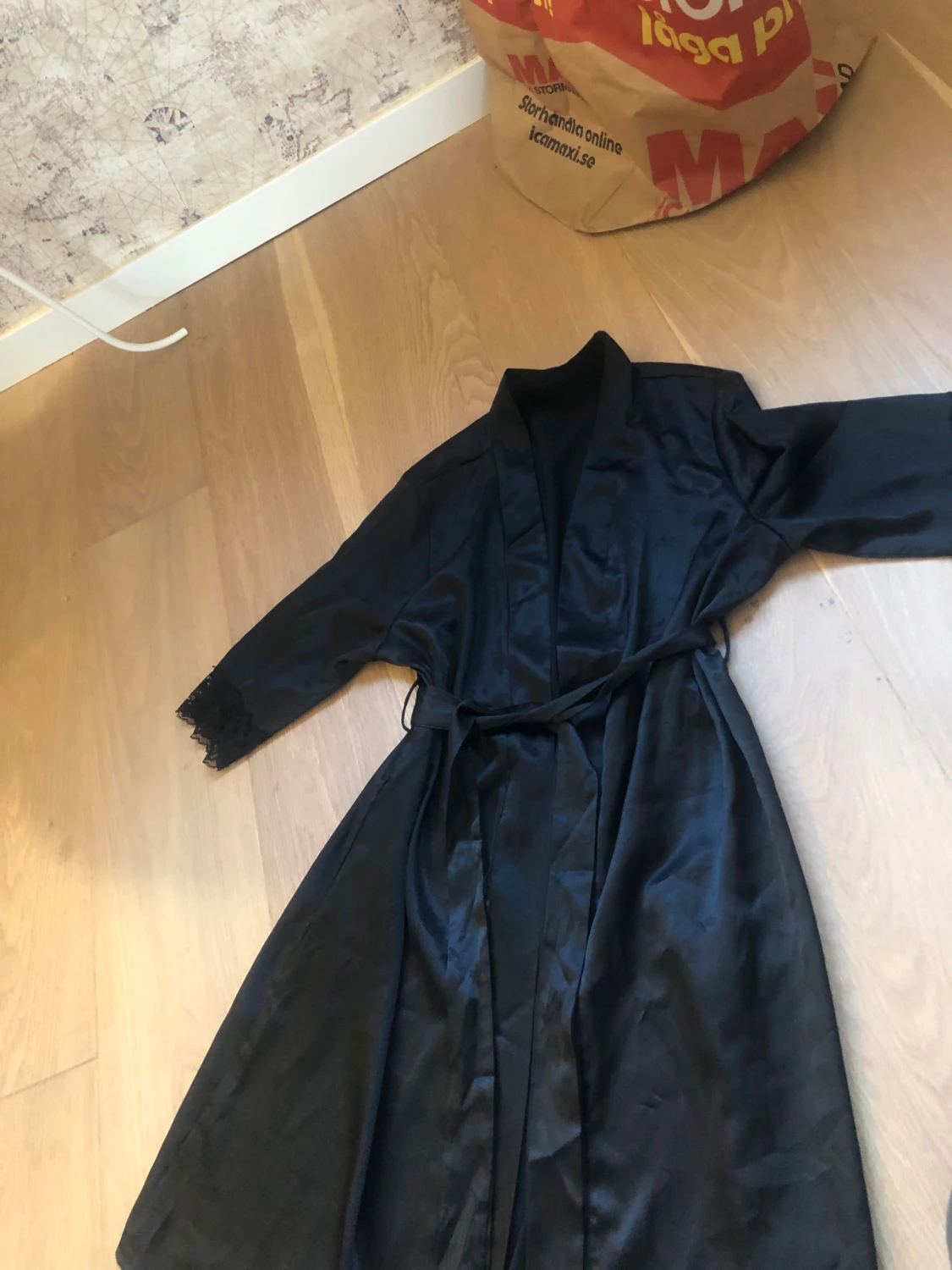 Svart silkes morgonrock 