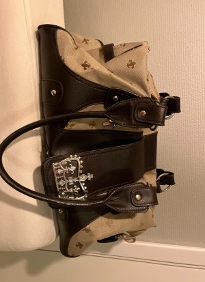 Friis & Company väska - Vintage friis & company väska i fint skick. Finns få små tecken på användning men i inget som syns. Innerfodret på väskan är i toppen kvalitet och helt utan skavanker. Perfekt storlek för vardagsbruk! 