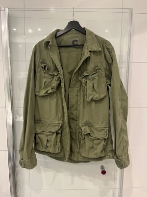 Field jacka  - Snygg militär grön Field jacket/overshirt, använd 1 gång storlek S. Köpt på märkesbutik i Båstad, nypris 3500 som nyskick fast utan prislappen kvar. Kom gärna med bud!