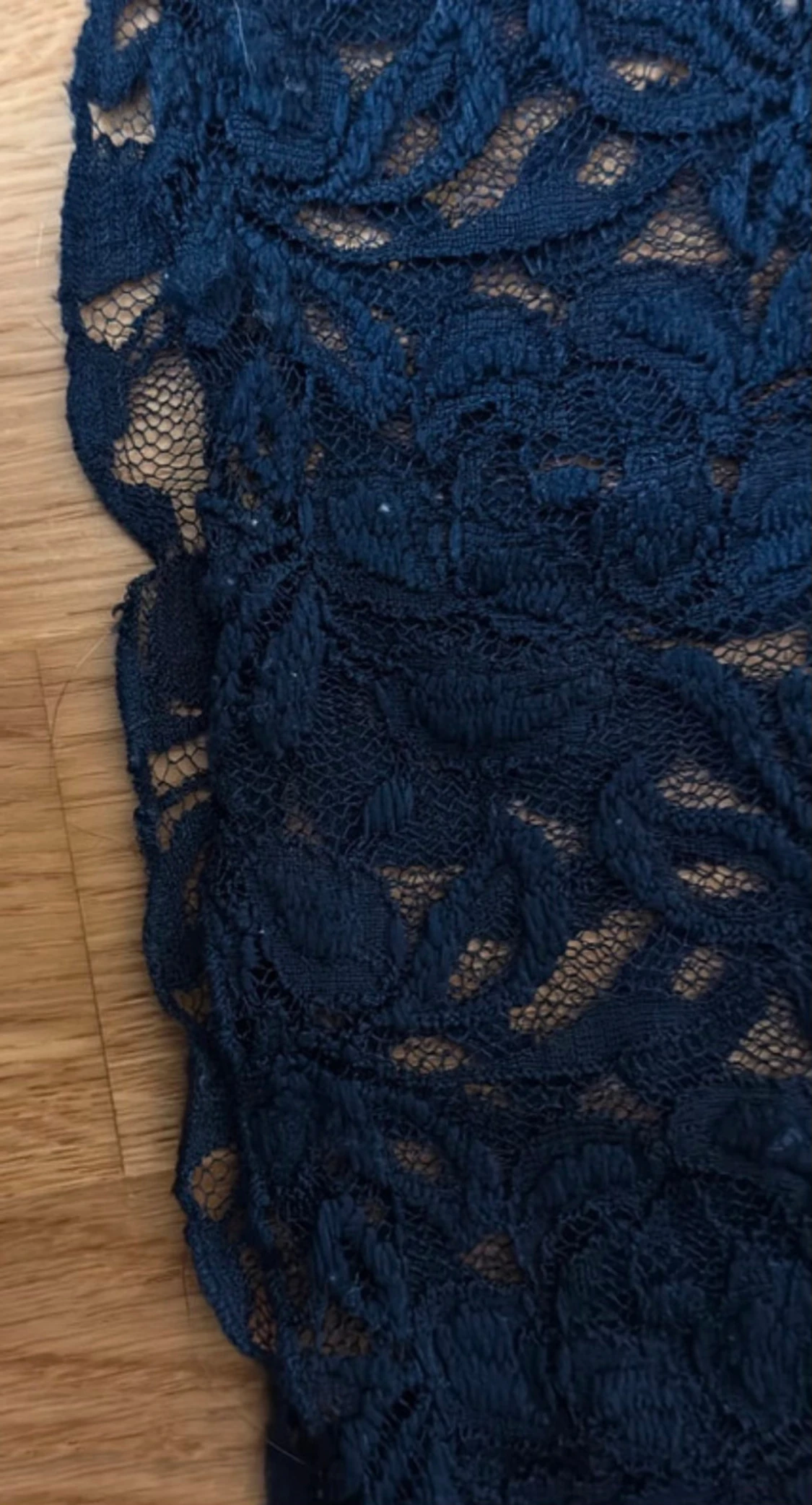 Mörkblå spetskjol med blommönster - 3