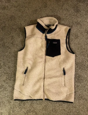 Patagonia väst - Säljer en creme färgad Patagonia väst i storlek M. Den är i riktigt bra skick. Hör av er vid frågor!