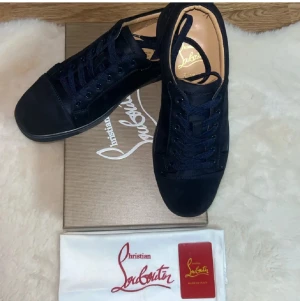 Mörkblå sneakers från Christian Louboutin - Säljer mina skor som är helt nya och allt följer med 