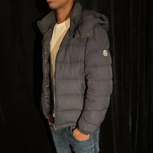 Mörkblå Moncler dunjacka med huva - Moncler🙌| tyvärr så funkar ej dragkedjan att stänga vid tillfälle | dragkedjan behöver bytas men orkar ej göra det själv‼️