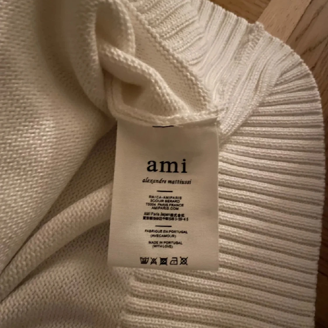 Vit stickad tröja med rött hjärta från Ami - 4