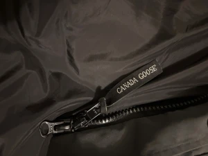 Grå dunväst från Canada Goose XL - Säljer en svart dunväst från Canada Goose i storlek XL. Västen har hög krage, två stora fickor framtill och klassisk logga på bröstet. Perfekt för lager-på-lager och riktigt snygg till streetwear. Stängs med knappar framtill.