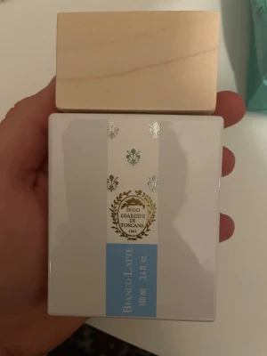 Bianco Latte Eau de Parfum - Stilren parfym från Giardini di Toscana, Bianco Latte, 100 ml. Kommer i snygg förpackning och är perfekt för dig som vill ha något unikt i din samling. Helt oanvänd använda den engångs men tjejen gillade den inte så då blev det sälja. Den är VÄDLIGT sött med mycket vanilj och caranel men doftar jätte bra och är VÄDLIGT unik då det är svårt att få tag i den i Sverige. Hör av er vid de minsta frågorna.