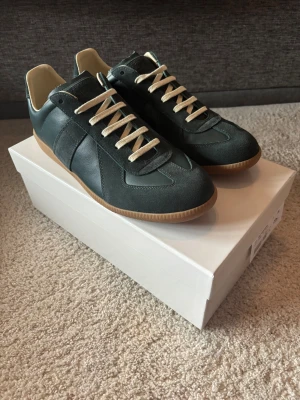 Masion margiela - Säljer ett par mörkgröna masion margiela | Storlek: 43 | Näst intill oanvända | dustbag + box ingår | Det är bara att slå en pling om ni undrar något 😊