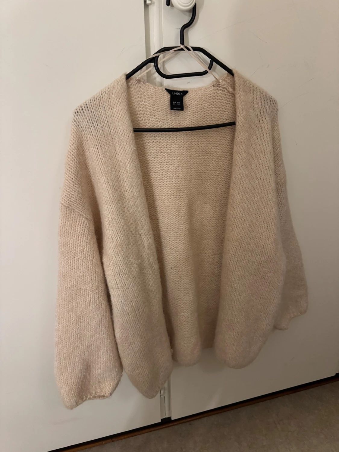 Beige stickad kofta från Lindex