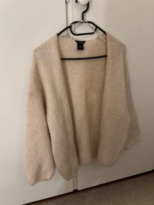 Beige stickad kofta från Lindex - Mysig och oversized beige stickad kofta från Lindex i storlek M/L. Jätte fint skick!!