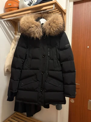 Cecion vinterjacka dun/päls - Cecion chambre neuf vinterjacka i dun och med äkta avtagbar päls och avtagbar huva, storlek 34. Endast använd en halv vinter. Superfint skick endast pyttelite slitage på cecion märket på ärmen se bild, men annars inga andra defekter och nästan som ny. Nypris 7499 kr.