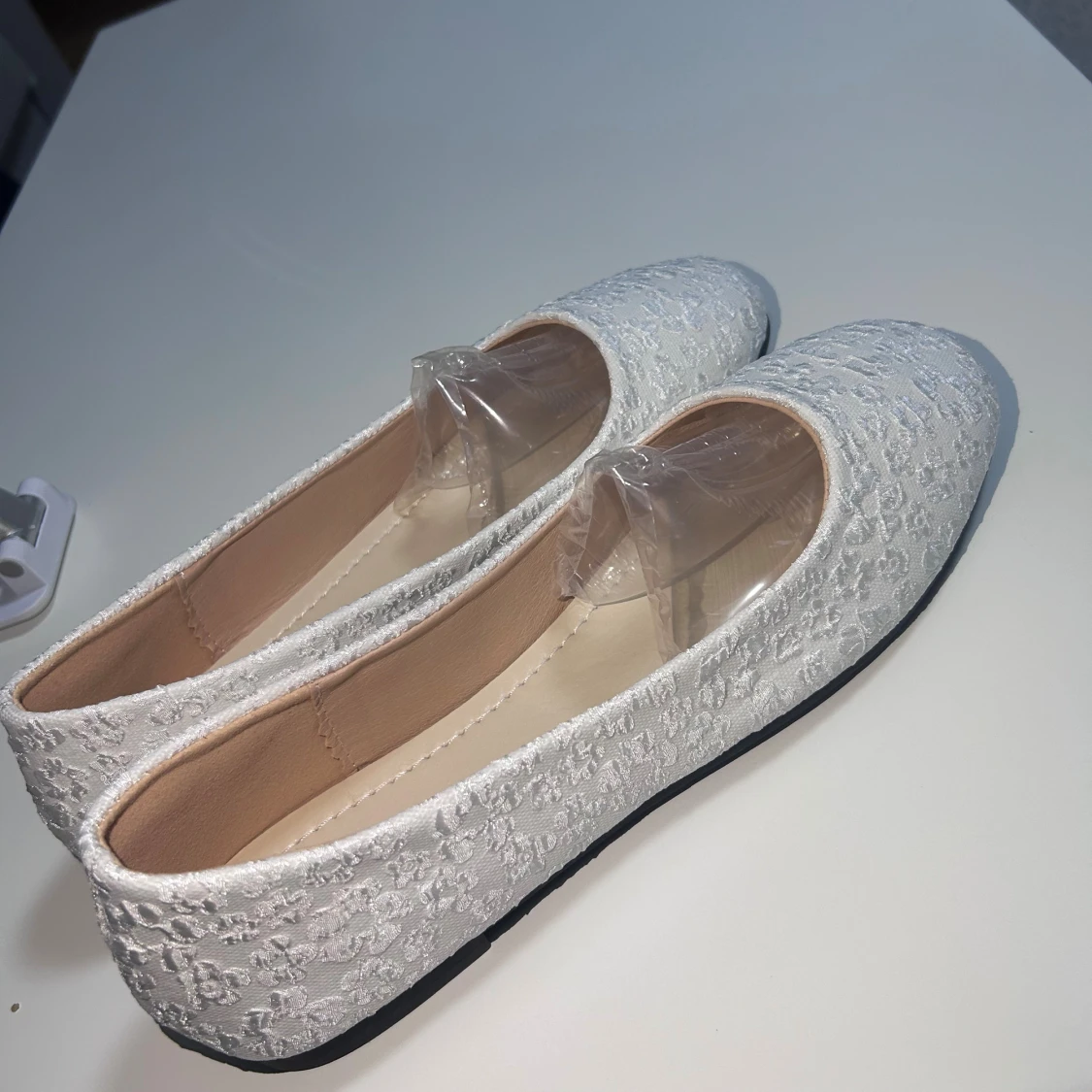 Vita ballerinaskor med blommigt mönster