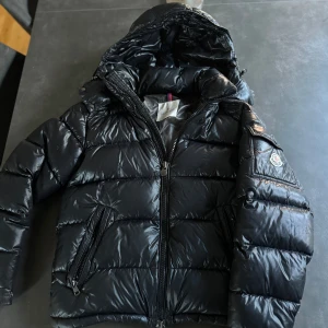 Moncler Maya - Säljer denna Moncler Mayan i Storlek 1. Motsvarar S. Självklart äkta bra skick. Finns mer bilder och skriv vid frågor. Pris 4999 kr. Kan diskutera vid snabb affär. Bara lite defekt på lapp
