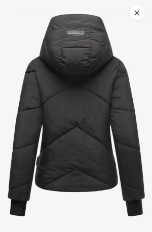 Svart pufferjacka från Marikoo - Svart pufferjacka från Marikoo med stor huva och mjukt foder i pälsimitation. Jackan har dragkedja framtill, två sidofickor med dragkedja!💛 Storlek S, knappast använd, inga defekter. Jackan är jätte varm och bekväm inför vintern +man kan ta av pälsen i luvan😁