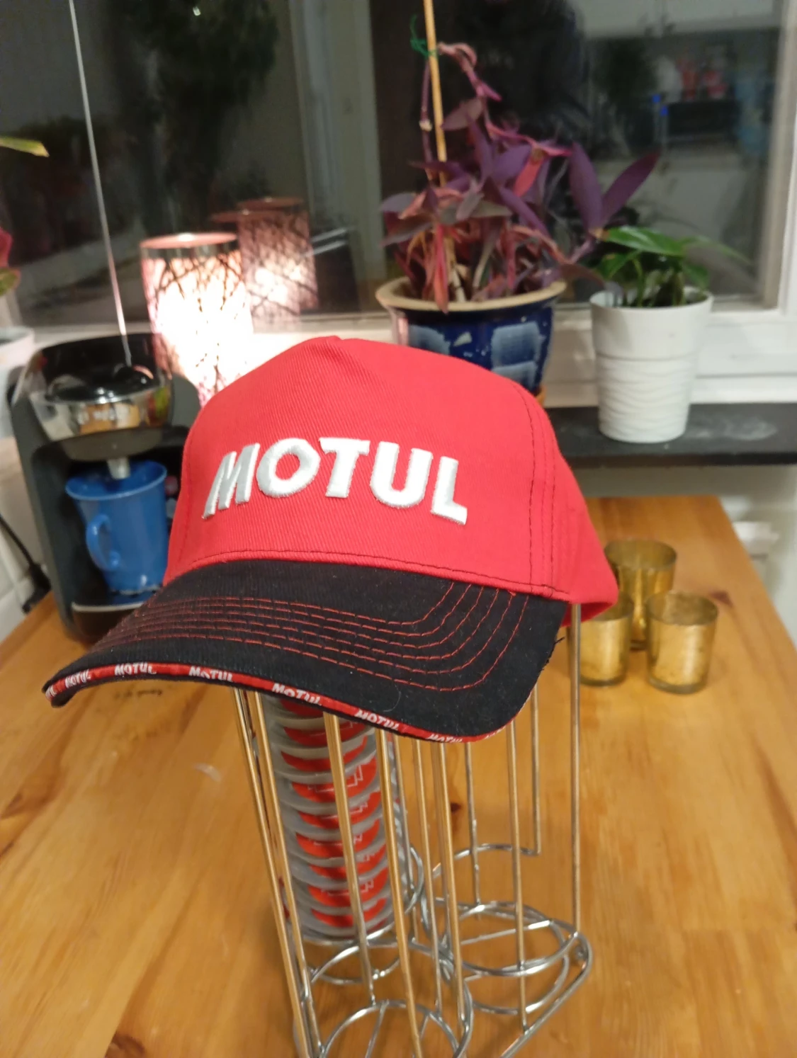 Röd Motul keps med svart skärm