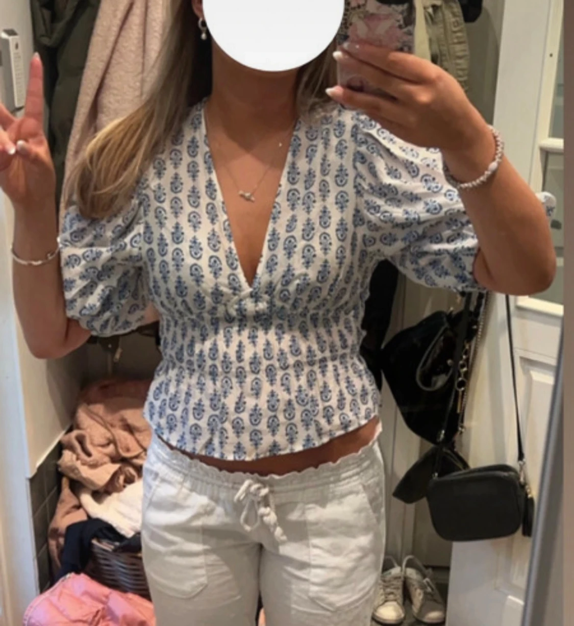 Vit blus med blått mönster och puffärm