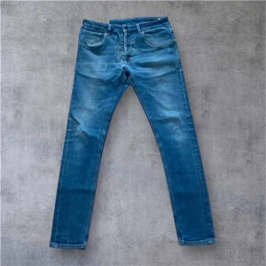 Dondup jeans - Hej! Säljer dessa dondup jeansen i storlek w31. De är varsamt använda och i mycket fint skick, 9/10. Nypris var 4000 säljs för 799. Hör gärna av dig vid minsta fråga eller om du vill ha fler bilder! 🙌 ( modellen är slim och sitter som george modell)!