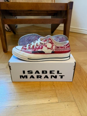 Isabel Marant x Converse - Nästan helt nya Isabel Marant x Converse limited edition skor som är slutsålda överallt. Storlek 41 men passar större helt nya men bara använda fåtal gånger😸