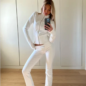 Vita mjukisbyxor   - Cozy chill pants från Nelly. Storlek S. Använda några gånger 