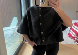 Mörkgrå kofta från Zara med knappar - Säljer denna poncho aktiva stickade tröja, aldrig använd och helt ny, super skön