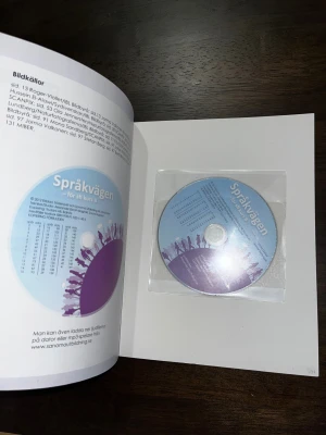 Språkvägen – för sfi kurs B - Perfekt bok för dig som vill lära dig svenska! Språkvägen för sfi kurs B är en modern lärobok med tillhörande CD, fylld med bilder och övningar som gör språkinlärningen rolig och engagerande. Passar både unga och vuxna nybörjare.